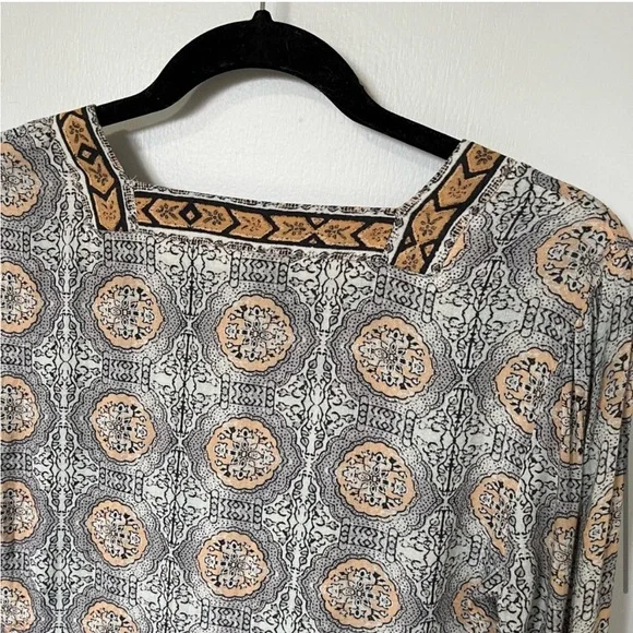 Patterned V-Neck Women's Top - Picture 9 of 16